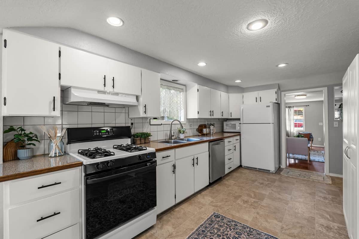 3929 E 8th Ave thumbnail 10