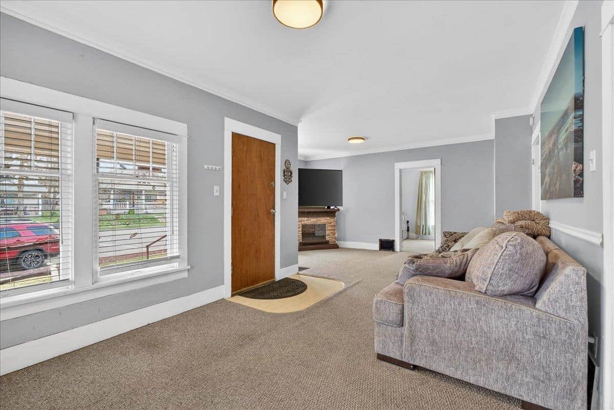2927 E Wabash Ave thumbnail 4