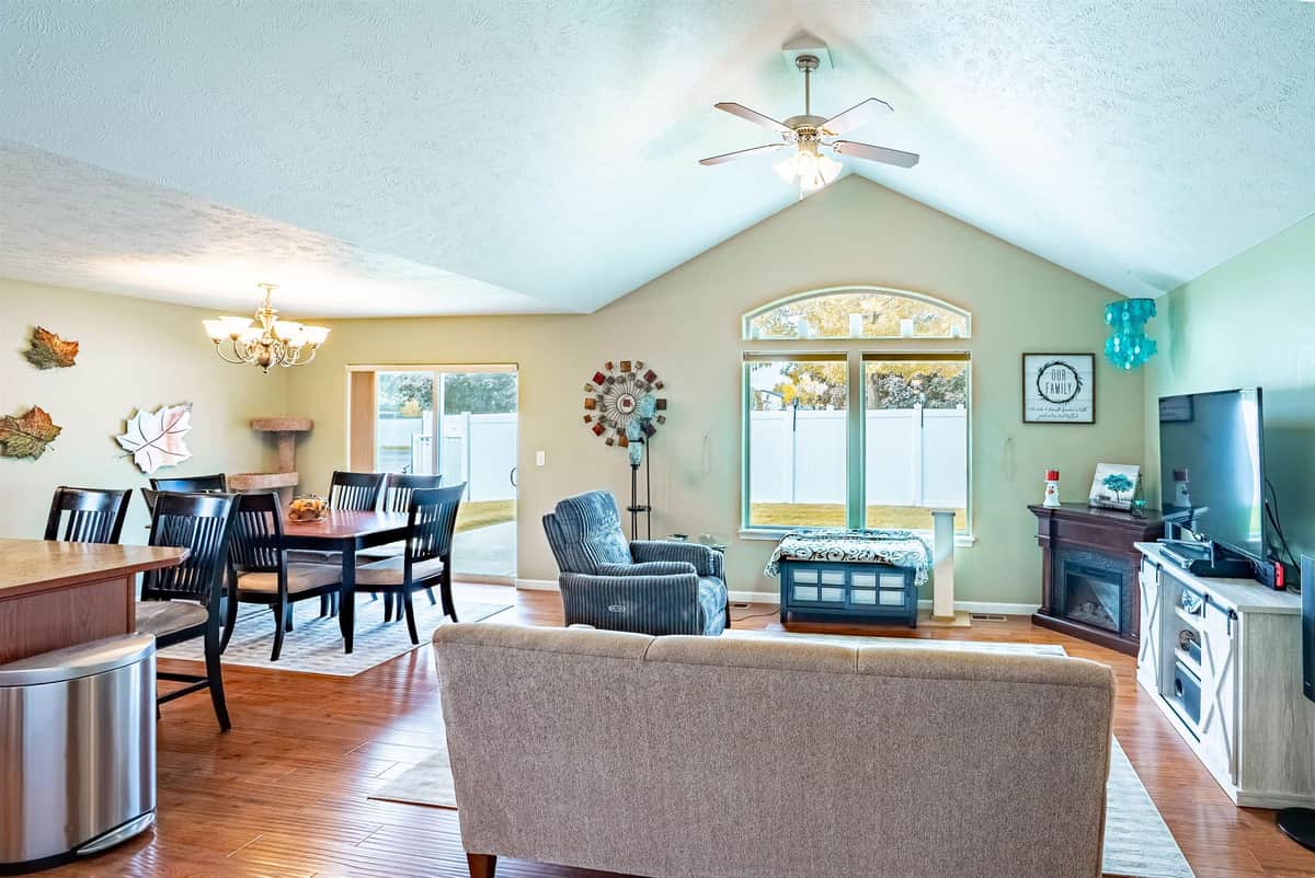 14319 E Cloverdale Ln thumbnail 3