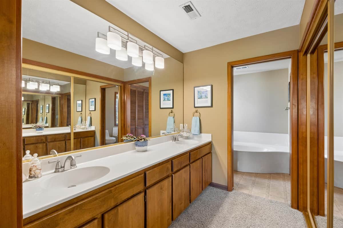 702 W Briar Cliff Ct thumbnail 17