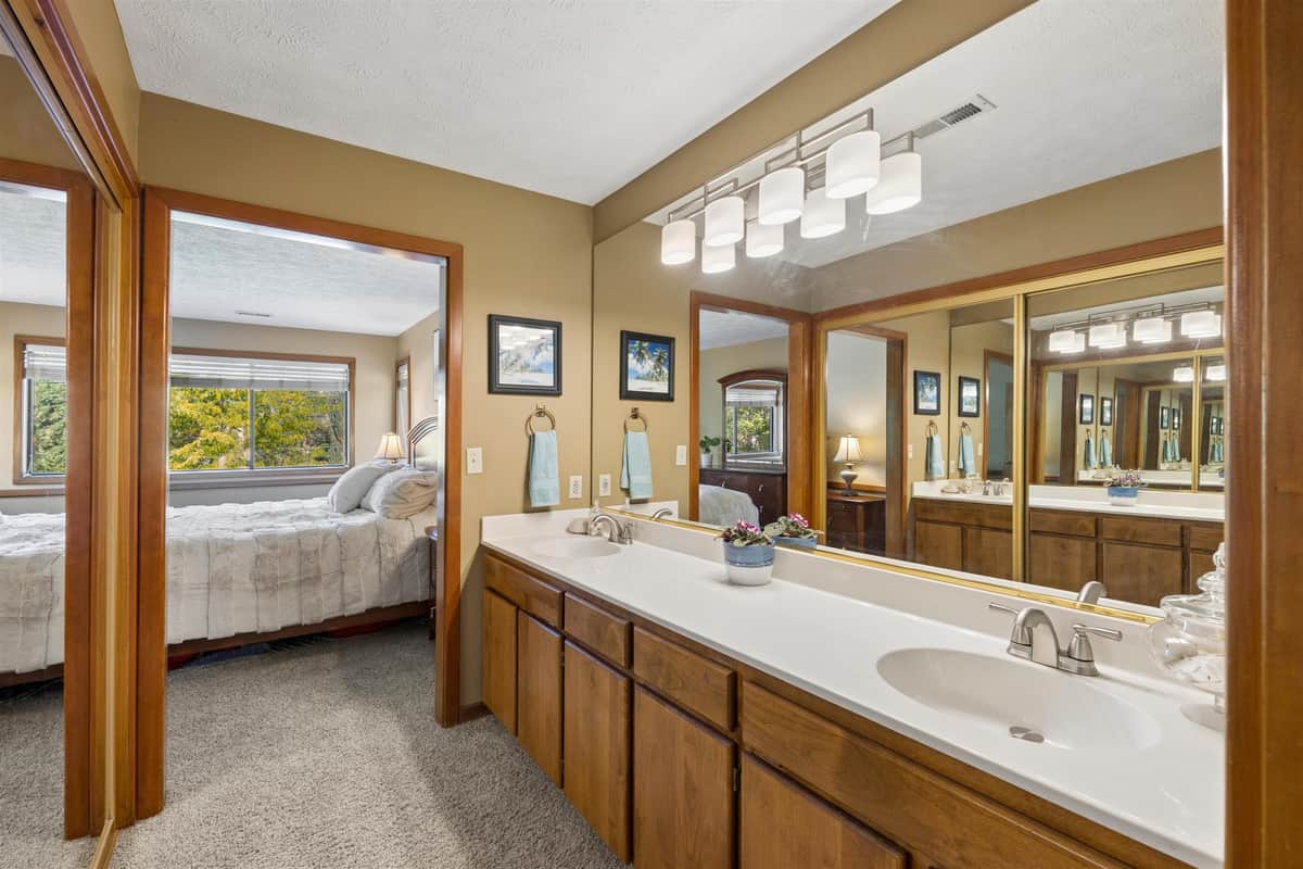 702 W Briar Cliff Ct thumbnail 18
