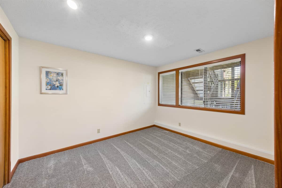 702 W Briar Cliff Ct thumbnail 24