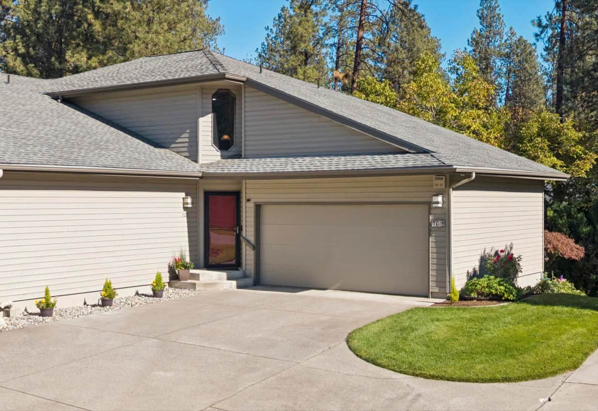 702 W Briar Cliff Ct