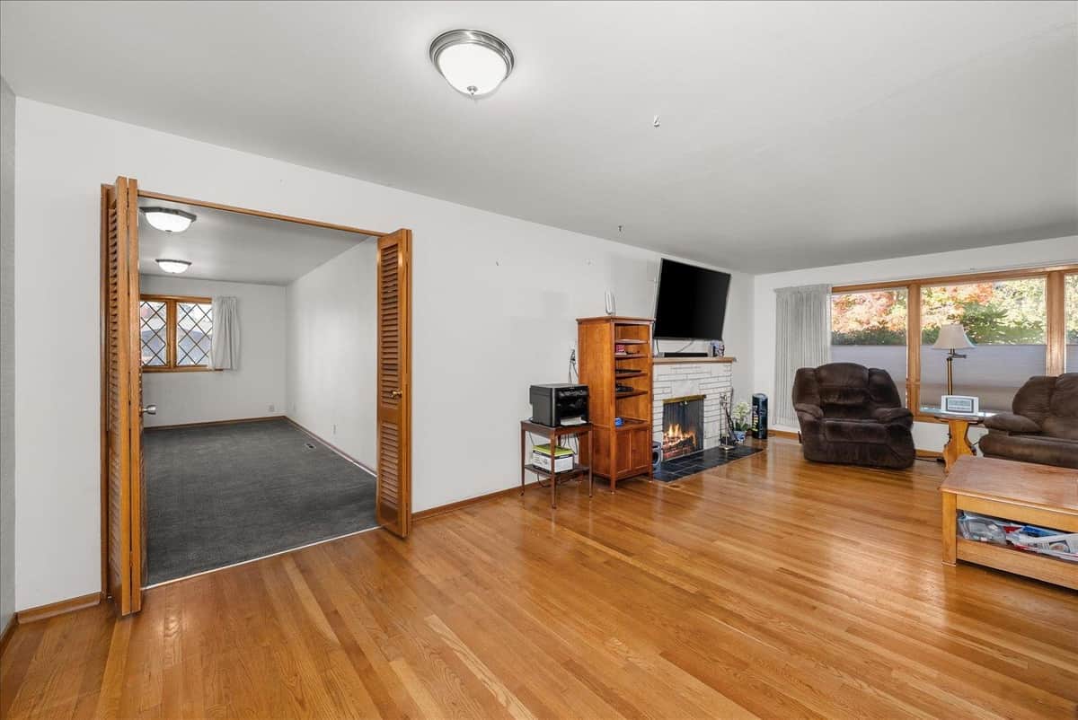 2633 W Woodside Ave thumbnail 25