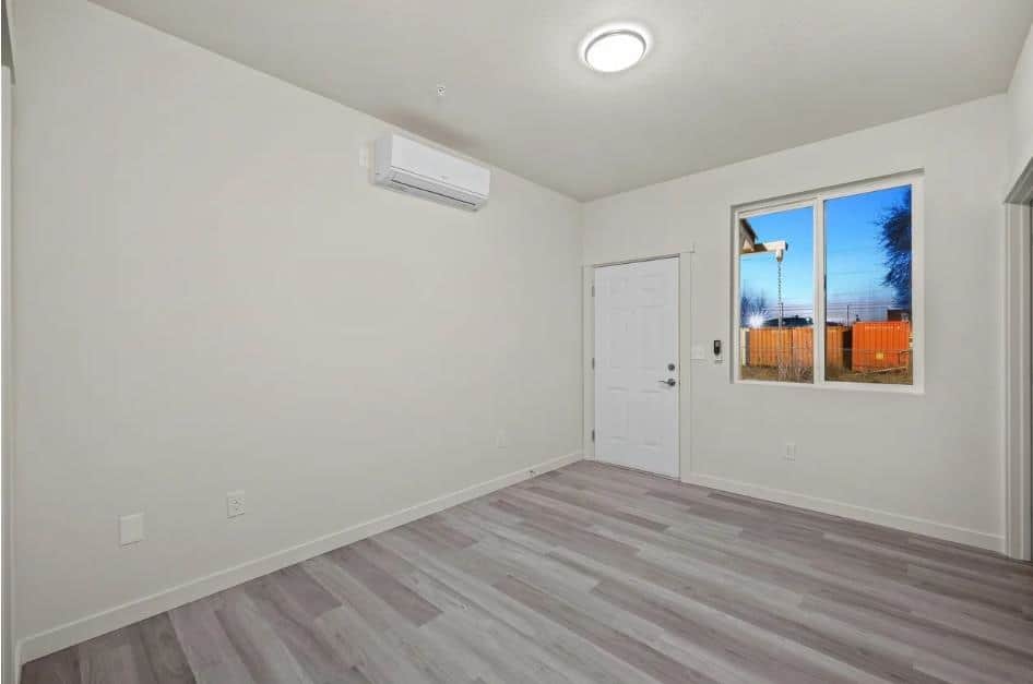 1441 E 1ST St thumbnail 5
