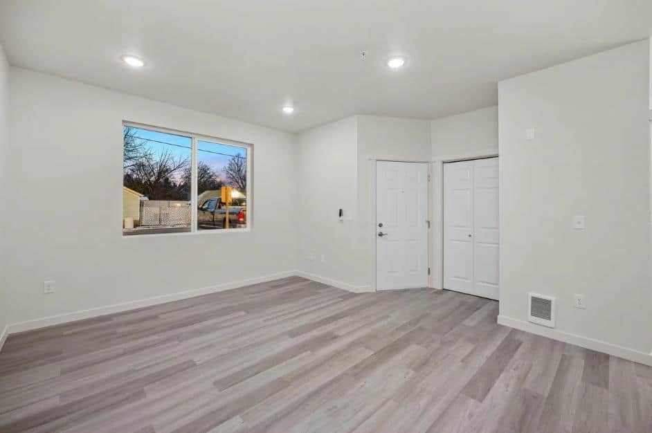 1441 E 1ST St thumbnail 13